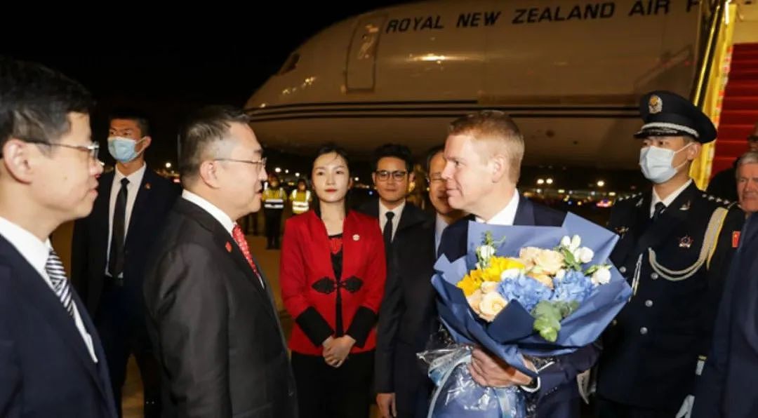 新西兰总理抵达北京，红毯隆重迎接！新西兰已准备好站队，最想谈的是这件事（组图） - 3