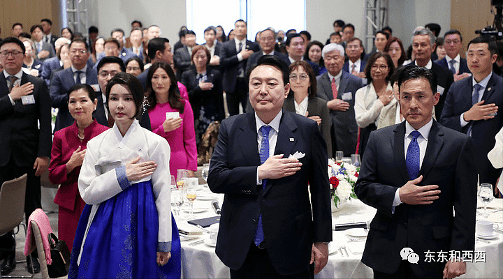 韩国总统夫人全球出访变时装秀，可她的脸快要肿炸了……（组图） - 30