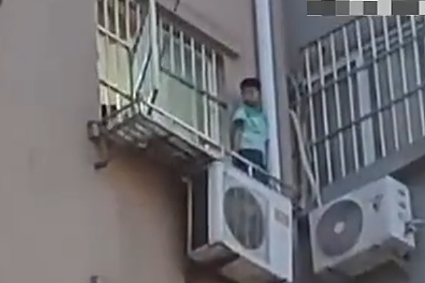 男童遭家人持长棍连续击打，从五楼一跃而下，路人尖叫！官方回应（视频/组图） - 2