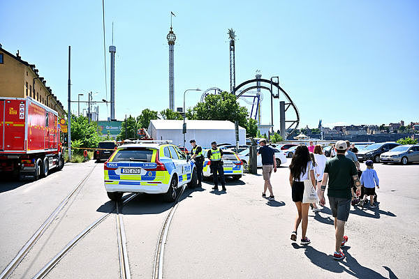 瑞典游乐园惊传“云霄飞车出轨”，时速90公里车厢喷飞坠地1死9伤（组图） - 2