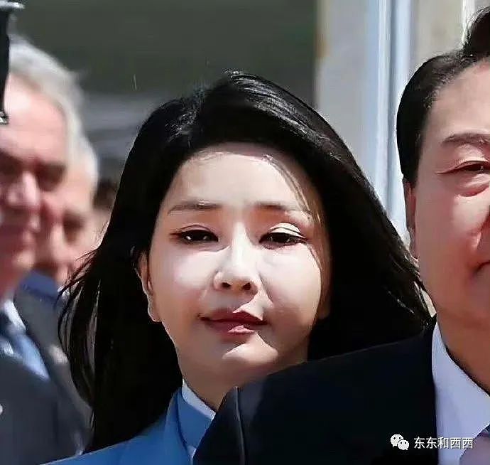 韩国总统夫人全球出访变时装秀，可她的脸快要肿炸了……（组图） - 31
