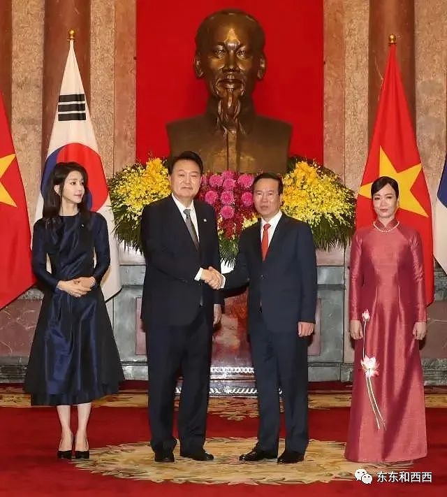 韩国总统夫人全球出访变时装秀，可她的脸快要肿炸了……（组图） - 17