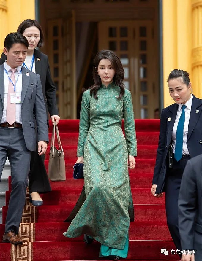 韩国总统夫人全球出访变时装秀，可她的脸快要肿炸了……（组图） - 18
