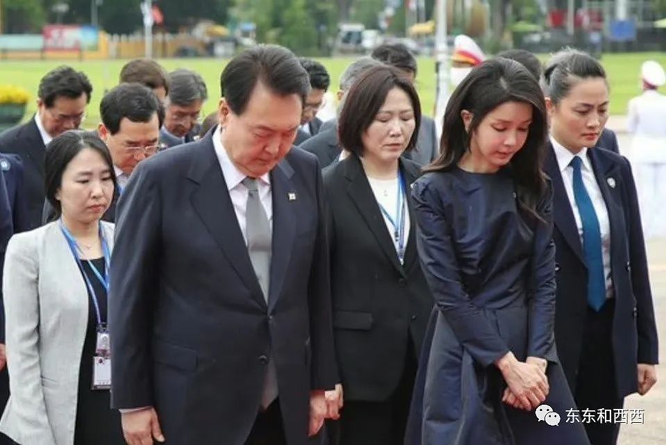 韩国总统夫人全球出访变时装秀，可她的脸快要肿炸了……（组图） - 26