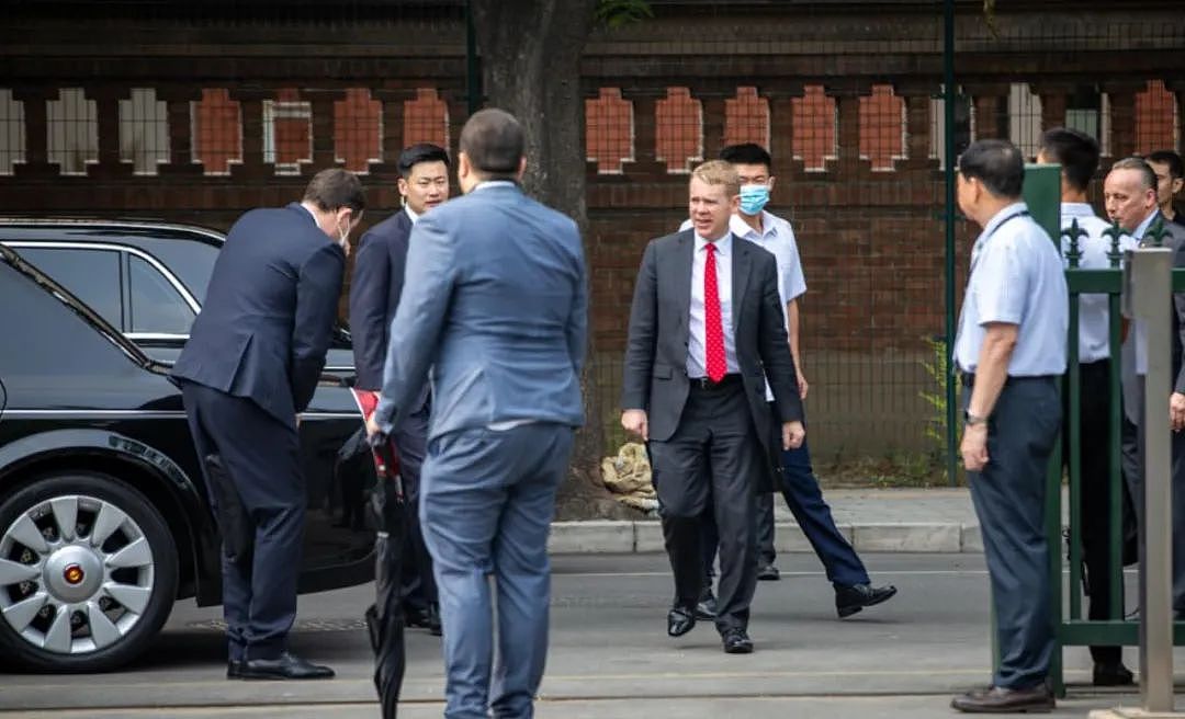 新西兰总理在中国开启“疯狂带货”模式；穿围裙做烧烤，逛秀水街买买买（组图） - 21