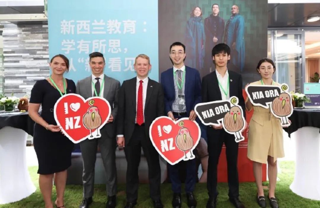 新西兰总理在中国开启“疯狂带货”模式；穿围裙做烧烤，逛秀水街买买买（组图） - 10