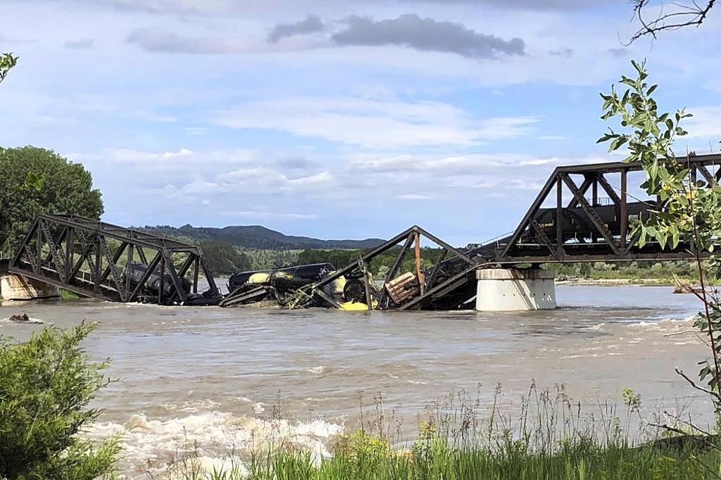 美国蒙大拿铁路桥突然断裂，载有危险物品的列车落入河道（图） - 1
