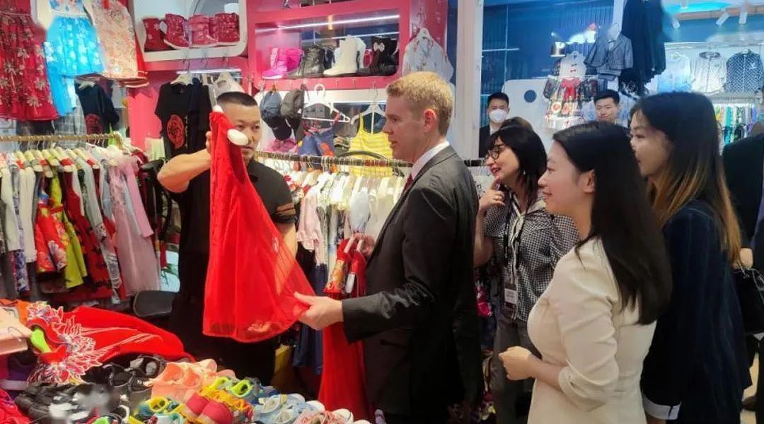 新西兰总理在中国开启“疯狂带货”模式；穿围裙做烧烤，逛秀水街买买买（组图） - 18