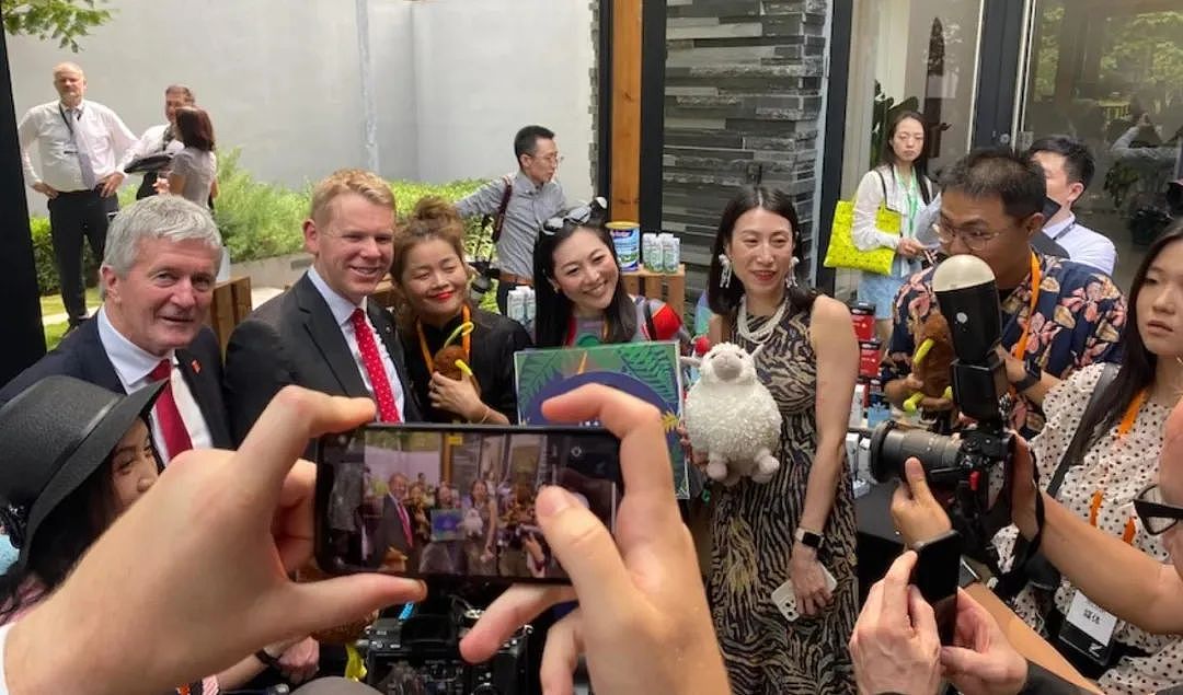新西兰总理在中国开启“疯狂带货”模式；穿围裙做烧烤，逛秀水街买买买（组图） - 11