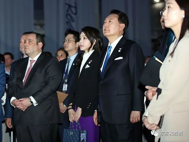 韩国总统夫人全球出访变时装秀，可她的脸快要肿炸了（组图） - 16