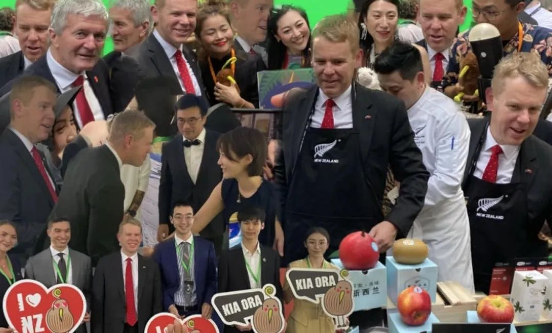 新西兰总理在中国开启“疯狂带货”模式；穿围裙做烧烤，逛秀水街买买买（组图） - 1