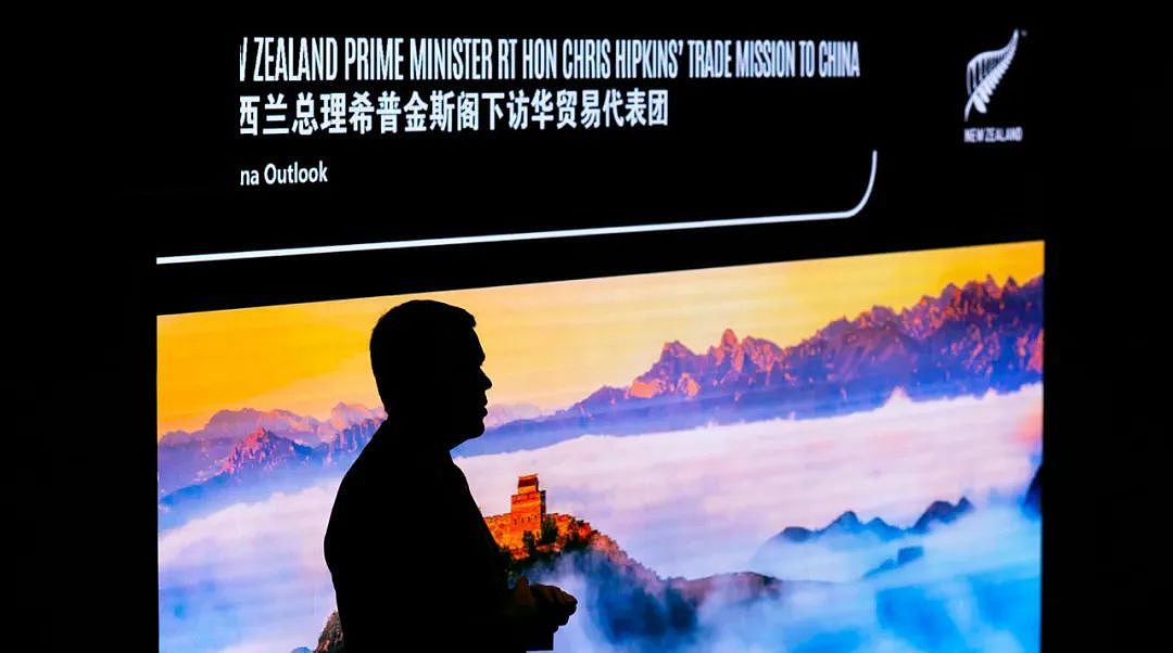 新西兰总理在中国开启“疯狂带货”模式；穿围裙做烧烤，逛秀水街买买买（组图） - 5