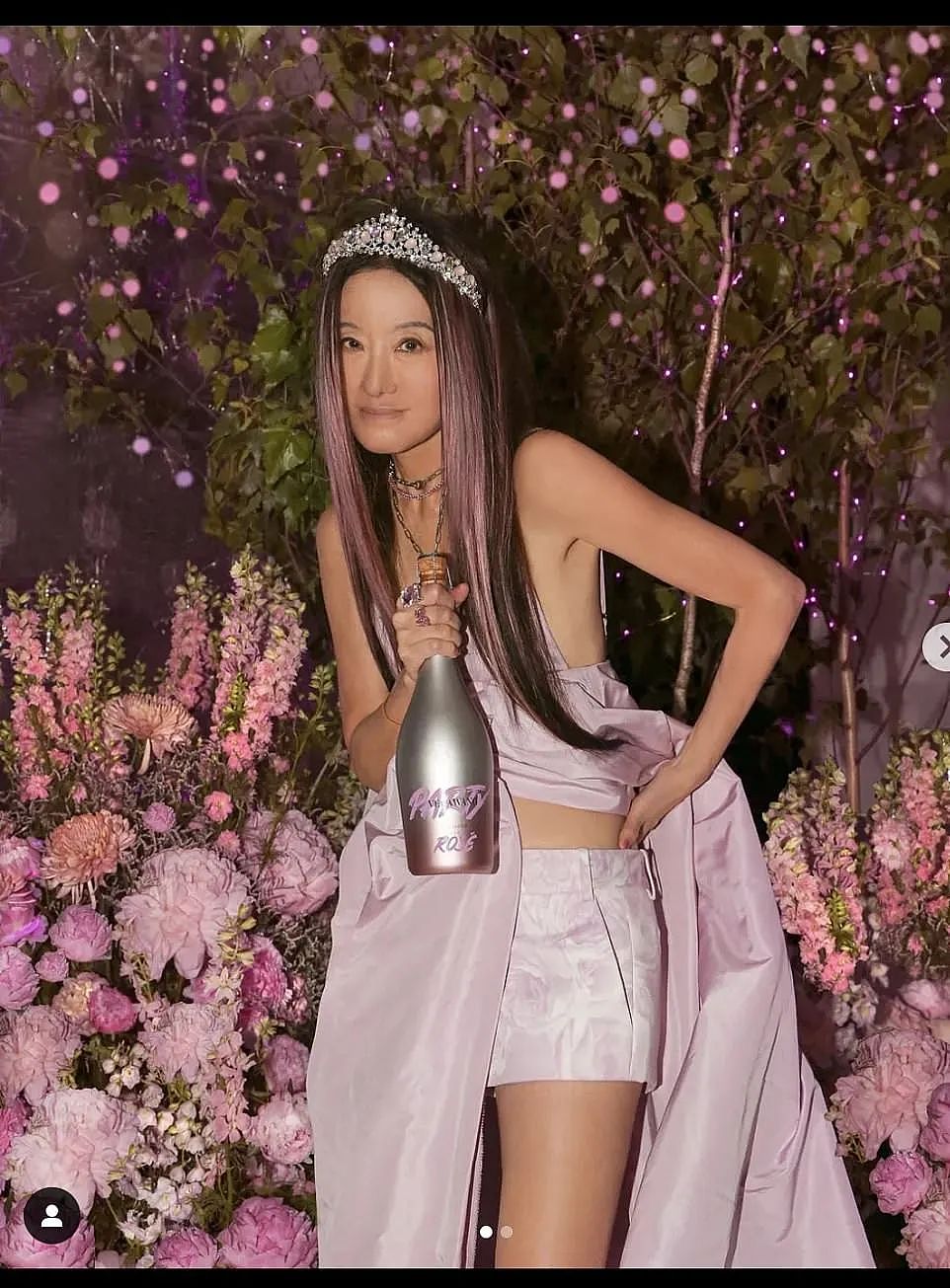 华裔婚纱女王74岁生日，年轻身材和样貌再惹热议！网友有的羡慕，有的不以为然：P的（组图） - 2