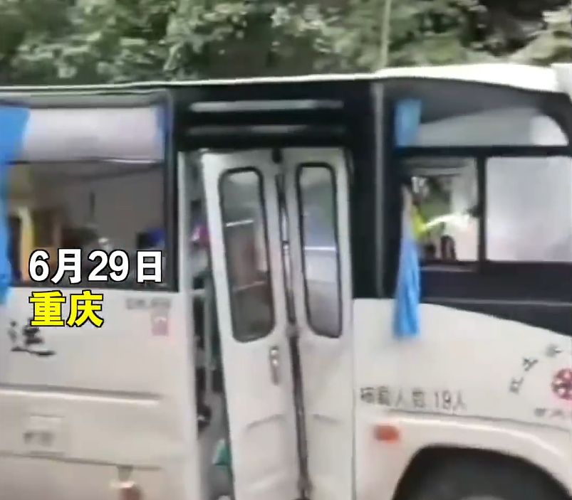 重庆一客运大巴被落石砸中！车辆受损严重，车上有人被困，官方：伤亡不明（视频/组图） - 1