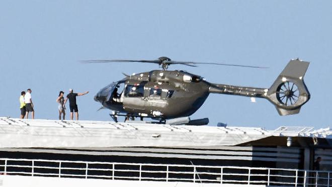 贝索斯53岁未婚妻驾驶直升机停靠巨型游艇上，努力多次才安全降落（组图） - 2