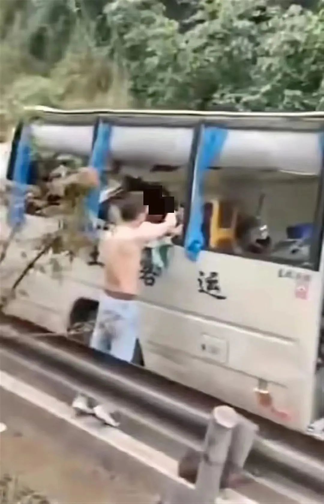 重庆一客车被落石砸中致6死9伤，对向车辆行车记录仪拍下事发瞬间（视频/组图） - 3