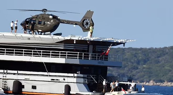 贝索斯53岁未婚妻驾驶直升机停靠巨型游艇上，努力多次才安全降落（组图） - 4