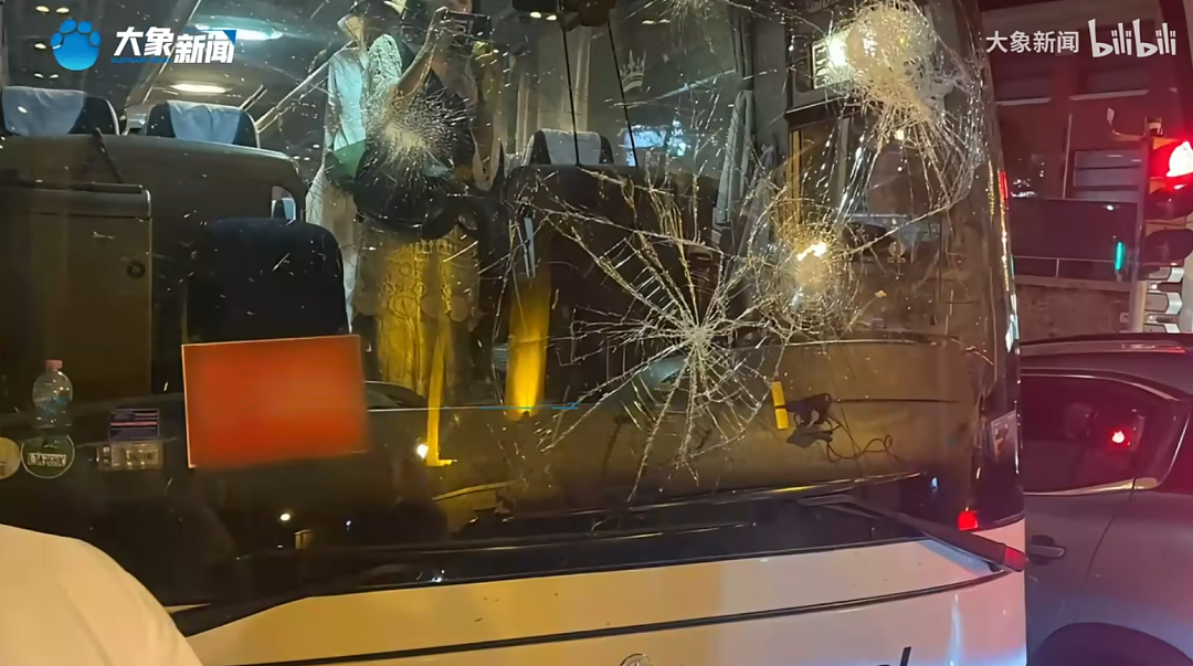 载有41名中国人大巴疑在法国遇袭！玻璃全部破损，有人员受伤（视频/组图） - 2