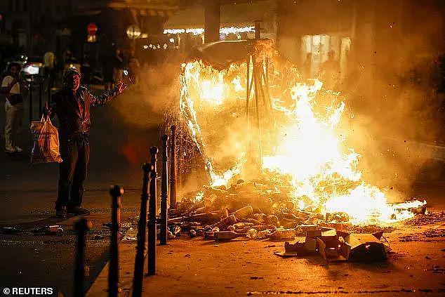 法国骚乱持续蔓延！41名中国游客遇袭，蒙面人拦路砸车！学校、警局、市政府遭打砸抢烧（组图） - 13