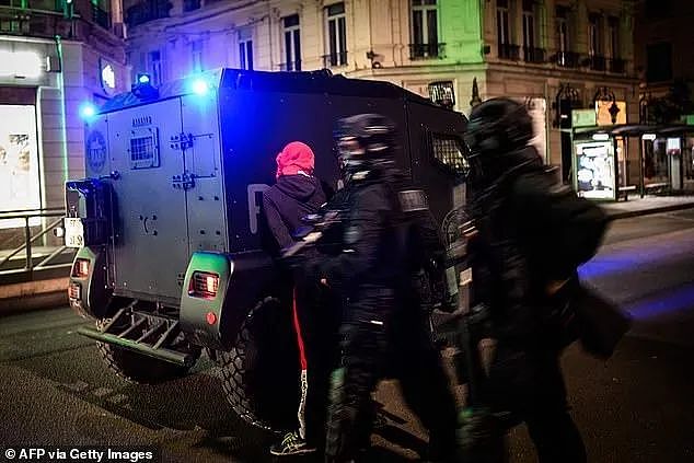 法国发生武装暴乱！警察总部遭到洗劫，40多名中国游客遇袭，中国驻法大使馆紧急提醒（组图） - 22