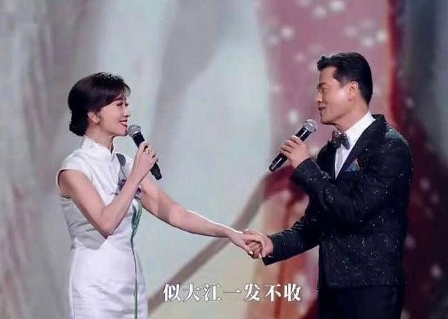 华晨宇和李宇春，两个“混子”歌手，在香港这一夜彻底现了原形（组图） - 13