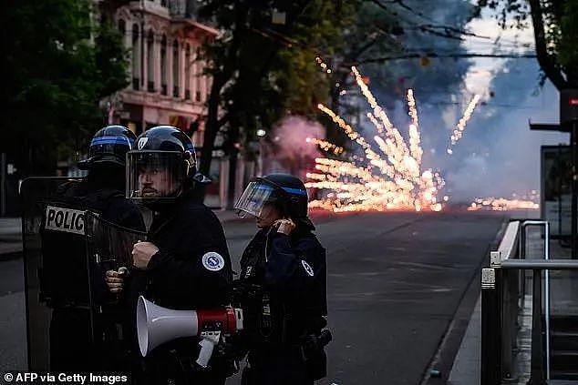 法国骚乱持续蔓延！41名中国游客遇袭，蒙面人拦路砸车！学校、警局、市政府遭打砸抢烧（组图） - 10