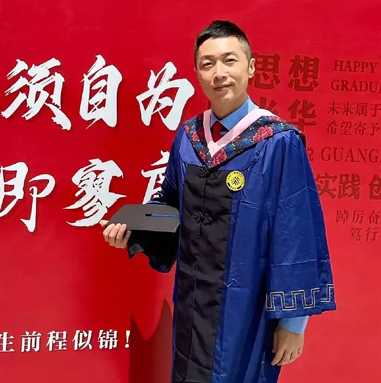 51岁知名港星北大硕士毕业，亲赴北京出席典礼，抛四方帽开心庆祝（组图） - 7