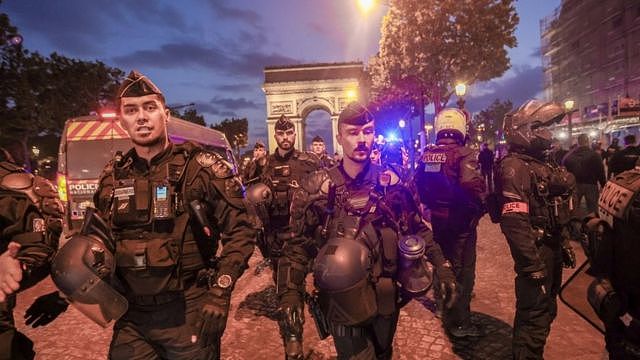 法国骚乱：一名少数族裔少年被警察枪杀如何引发大规模持续危机（组图） - 6