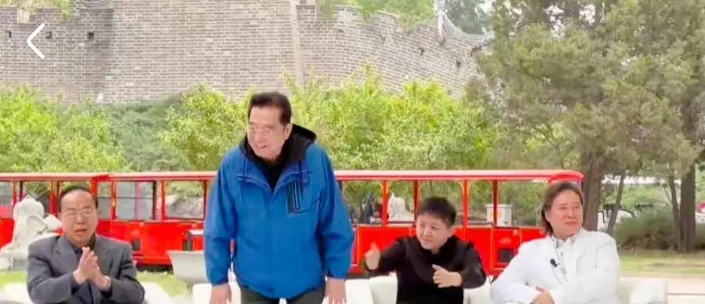 84岁李双江带儿子出游，态度和蔼状态不佳，李天一避嫌躲开不出镜（组图） - 7
