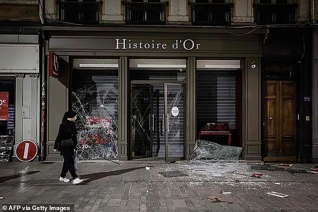 法国持续暴乱，数千人被捕，商店被打砸抢，连市长的家都被袭击...（组图） - 11