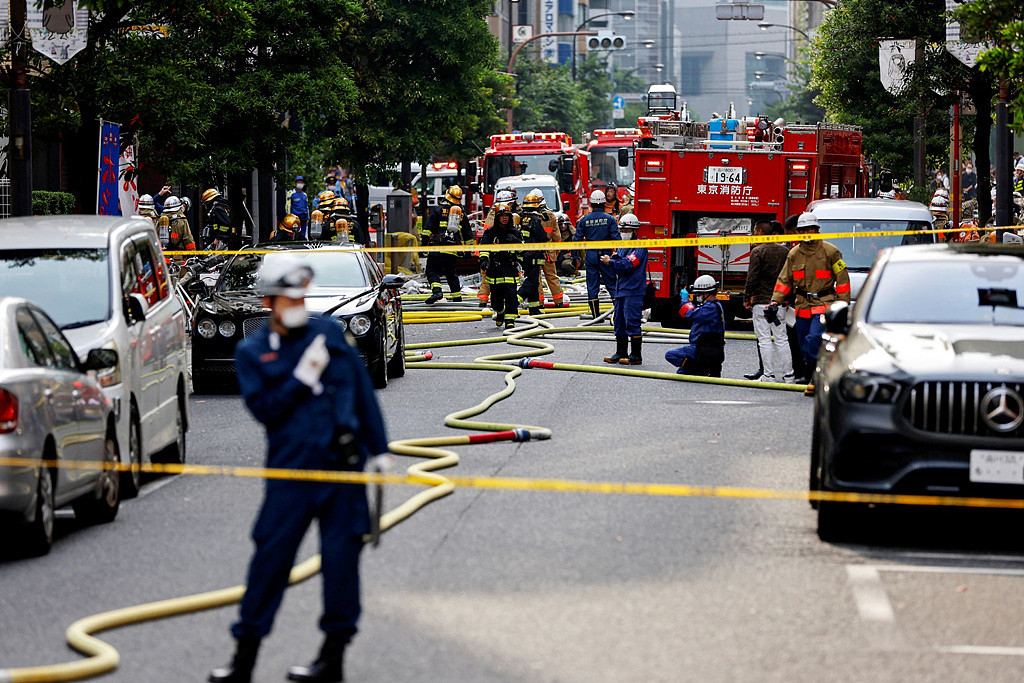 宛如灾难片！日本东京办公大楼爆炸起火，玻璃碎片喷满街，至少4伤（视频/组图） - 2