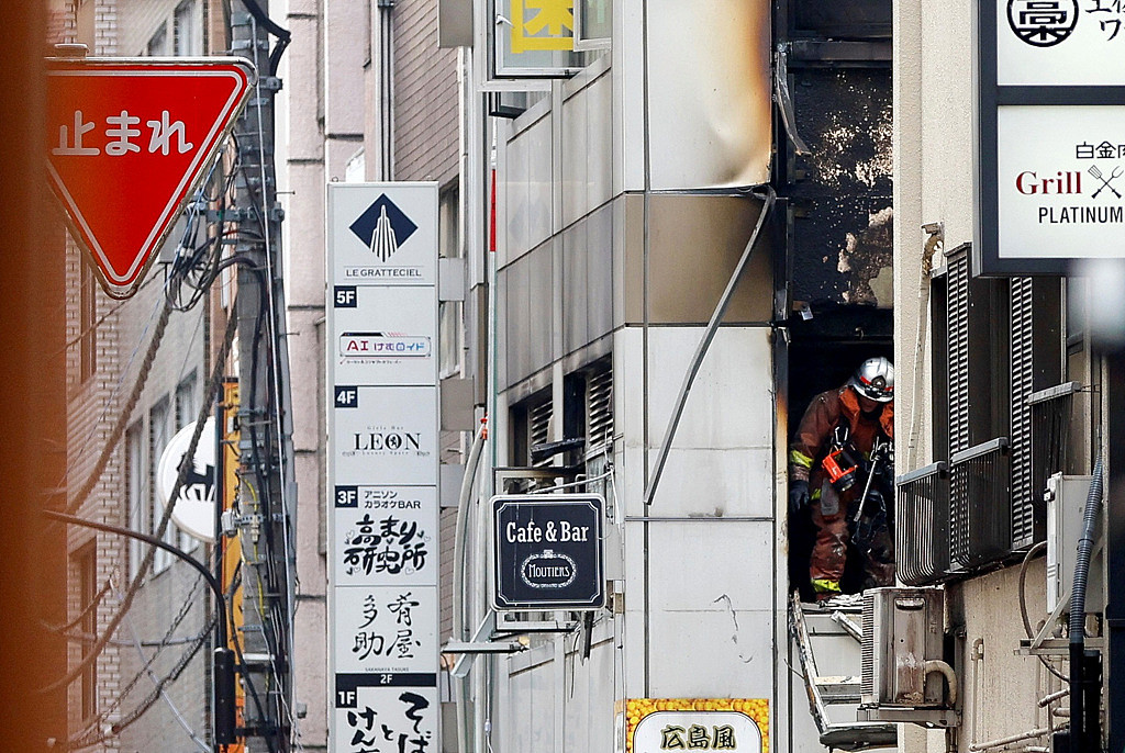 宛如灾难片！日本东京办公大楼爆炸起火，玻璃碎片喷满街，至少4伤（视频/组图） - 3