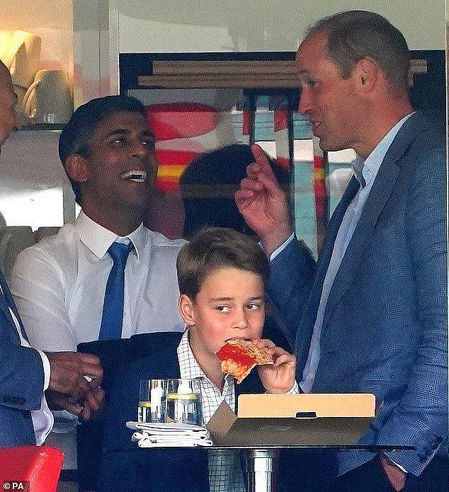 9岁乔治小王子看板球吃披萨，好胃口被爸爸欣赏，穿西装被热议（组图） - 3