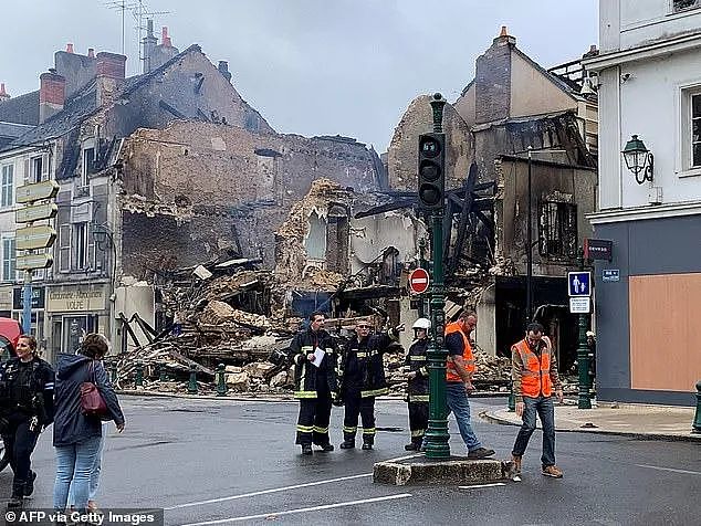 法国持续暴乱，数千人被捕，商店被打砸抢，连市长的家都被袭击...（组图） - 13