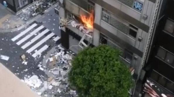 宛如灾难片！日本东京办公大楼爆炸起火，玻璃碎片喷满街，至少4伤（视频/组图） - 1
