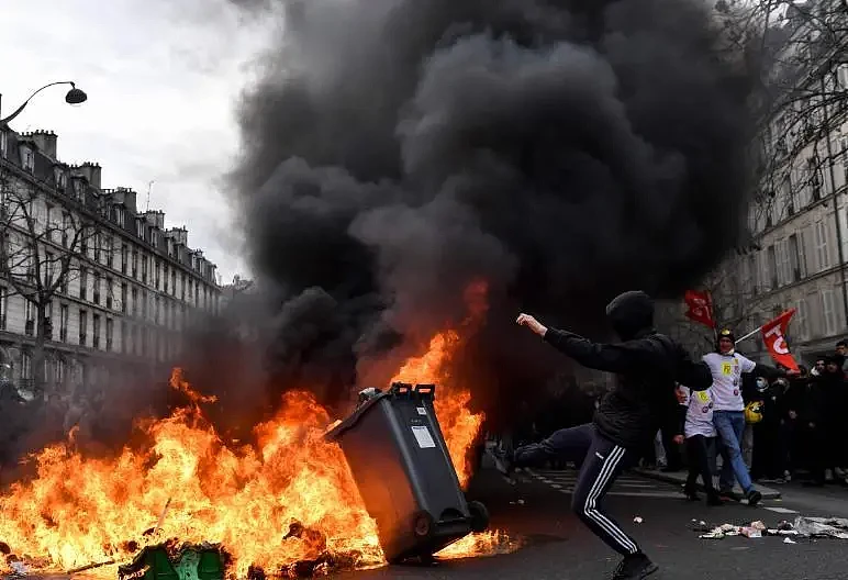 法国骚乱持续，被警方枪杀少年的外祖母发声（图） - 1