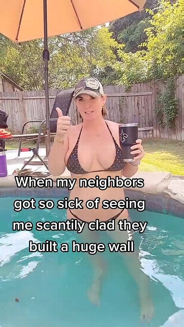 女子：邻居厌倦了看我在泳池裸体，他们建起栅栏（组图） - 1