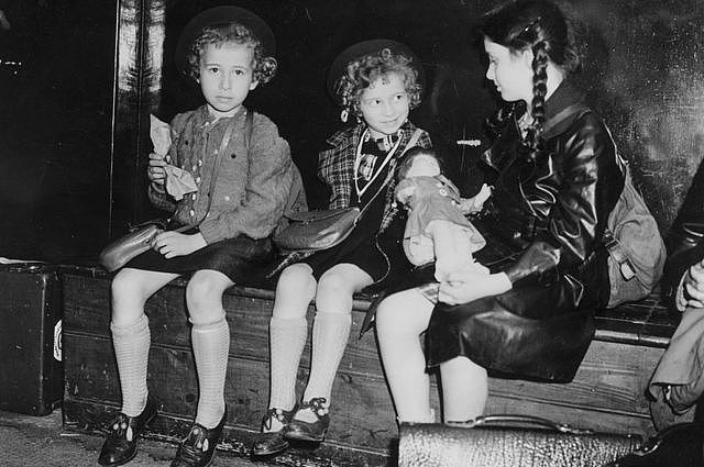 纳粹德国时期照片：三个逃离大屠杀的女孩身份84年后终于揭晓（组图） - 1