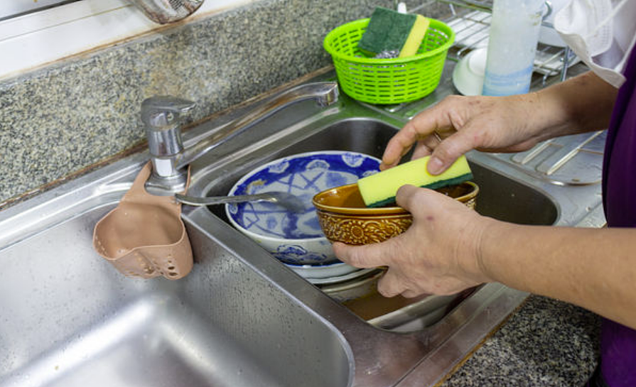 家里最脏地方不是马桶！研究曝“厨房”细菌最多，洗碗海绵列第一（组图） - 1