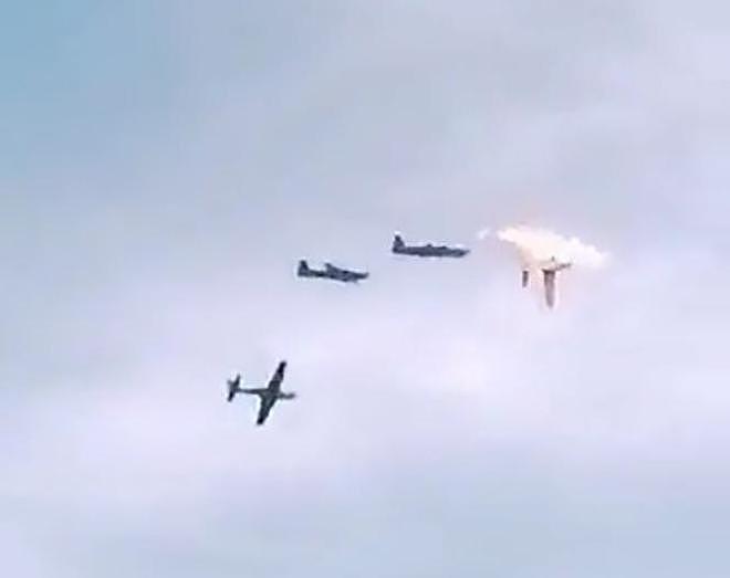 哥伦比亚两架战斗机空中相撞，巨大火球从天而降，飞行员一死一伤（组图） - 2
