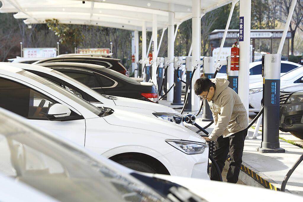 中国新能源汽车产量跃2000万辆，产销规模全球第一（组图） - 1