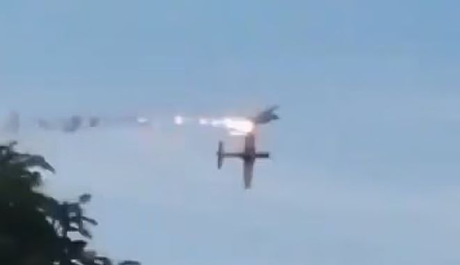 哥伦比亚两架战斗机空中相撞，巨大火球从天而降，飞行员一死一伤（组图） - 6