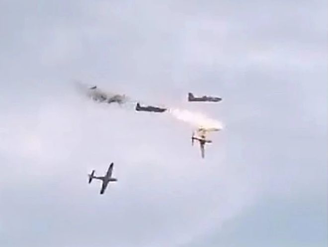 哥伦比亚两架战斗机空中相撞，巨大火球从天而降，飞行员一死一伤（组图） - 1
