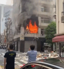 日本东京闹市区发生爆炸！多人受伤，有人头发被烧焦，现场烟雾弥漫（组图） - 1