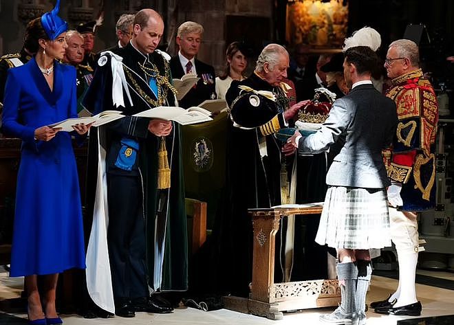 凯特王妃一身皇家蓝亮相英王苏格兰加冕礼，戴已故女王项链美极了（组图） - 5