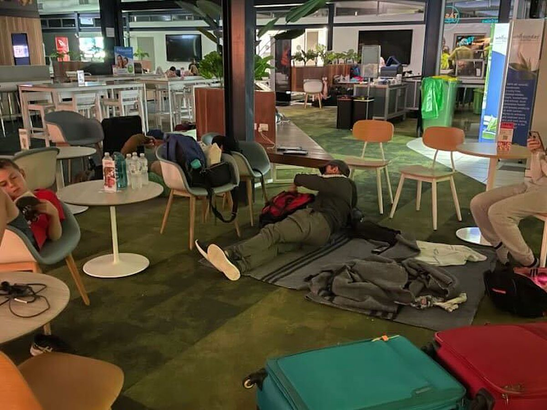 太混乱！澳洲机场延误30小时，超50名乘客睡地板，还有儿童和受伤人士引众怒（组图） - 4