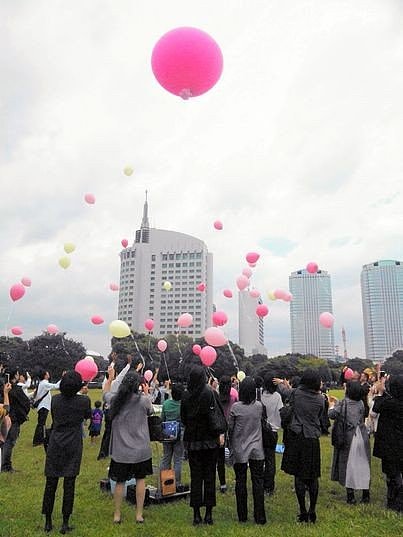 无人祭奠，无地可葬！日本社会超老龄化下惊现气球葬礼（组图） - 2