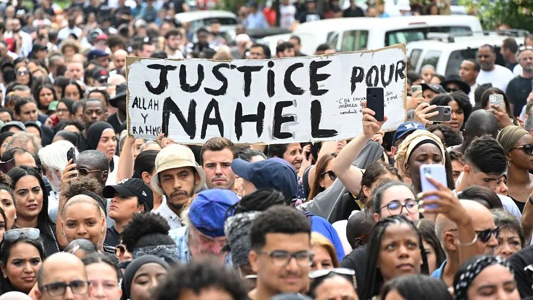 法国骚乱一周，马克龙称“高峰”已过！政府考虑“断网”！黑人和阿拉伯人总被针对？（组图） - 1