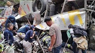 墨西哥南部巴士失控坠谷，至少27死17人伤（图） - 1