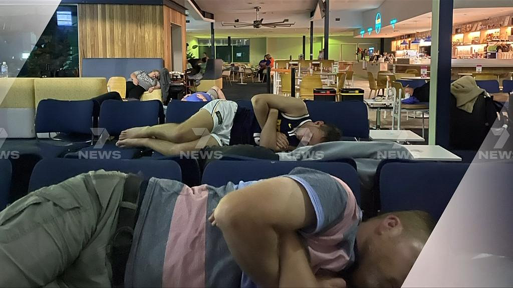 太混乱！澳洲机场延误30小时，超50名乘客睡地板，还有儿童和受伤人士引众怒（组图） - 3